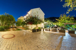 Отель Iris Apartments  Миния